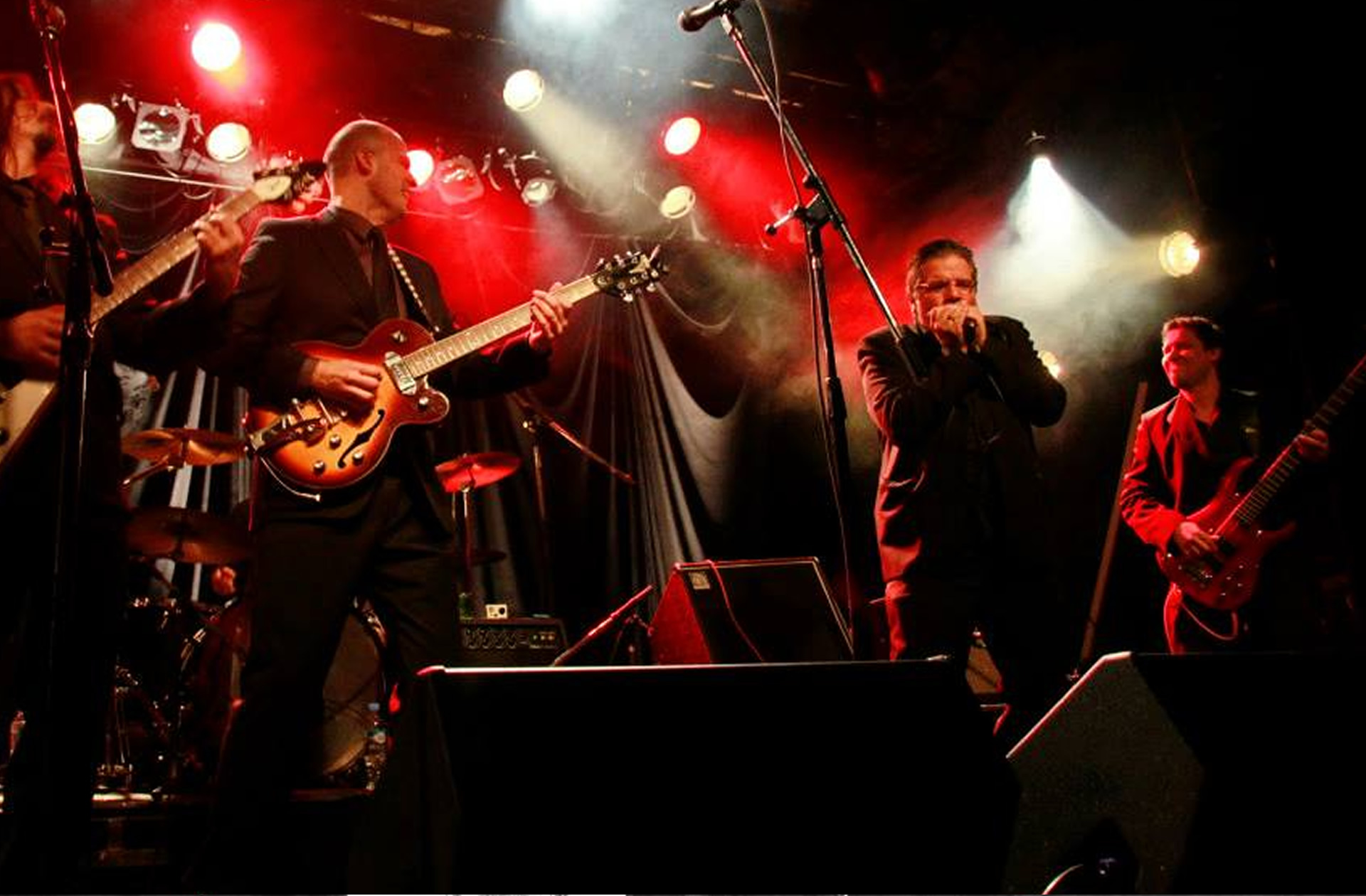 Walter Deleón (también conocido como Walter Luis Deleón), músico y compositar argentino