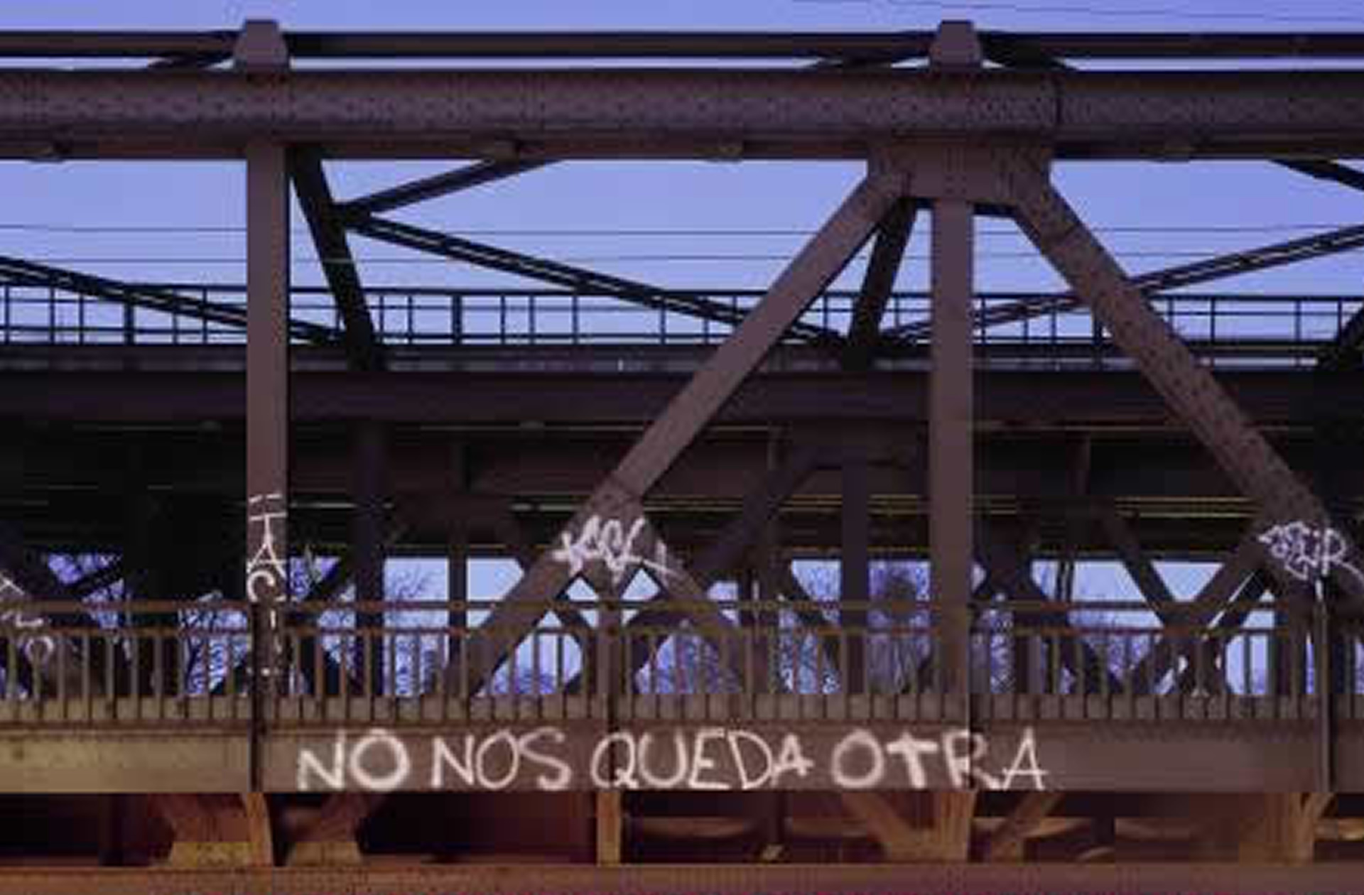 Walter Deleón (también conocido como Walter Luis Deleón), creativo, músico, comediante, escritor, poeta, guionista, dramaturgo argentino