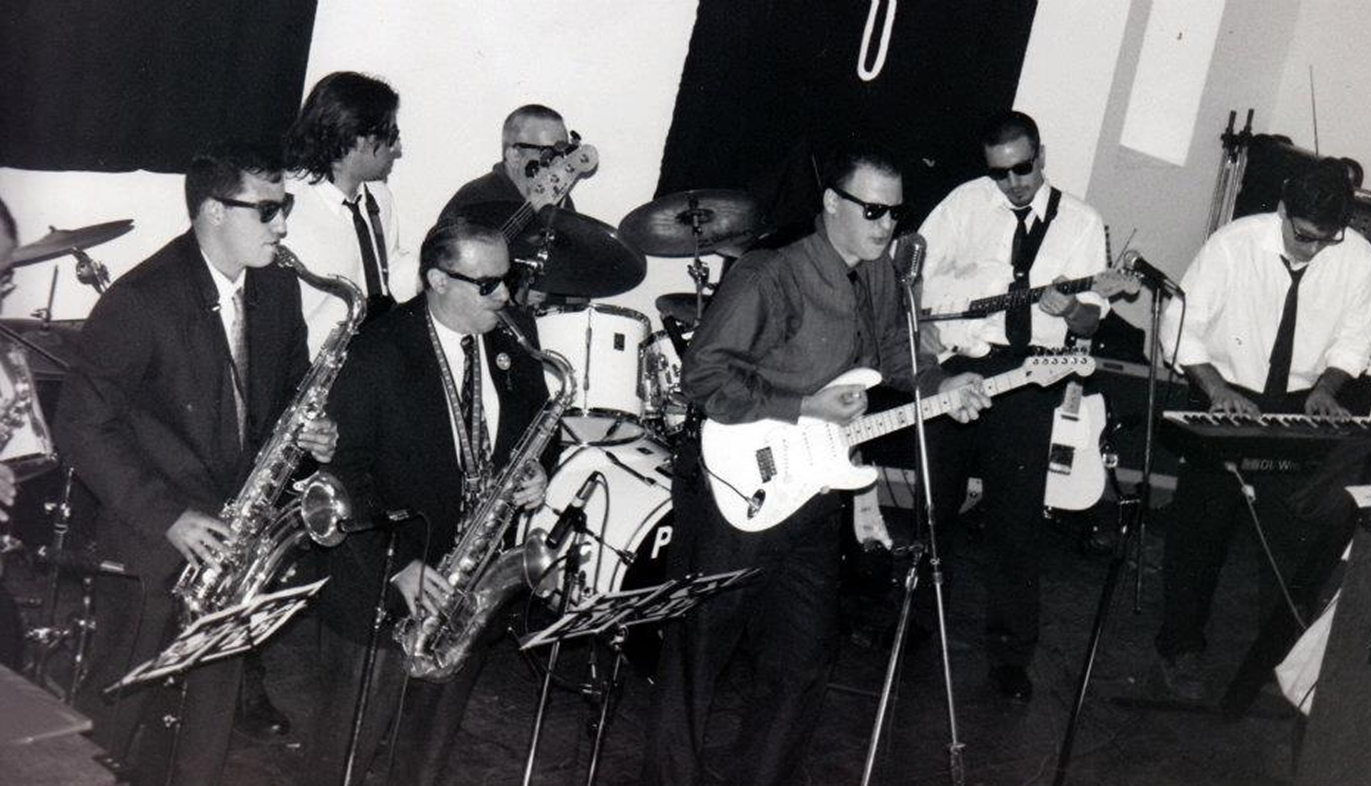 Walter Deleón (también conocido como Walter Luis Deleón), músico argentino