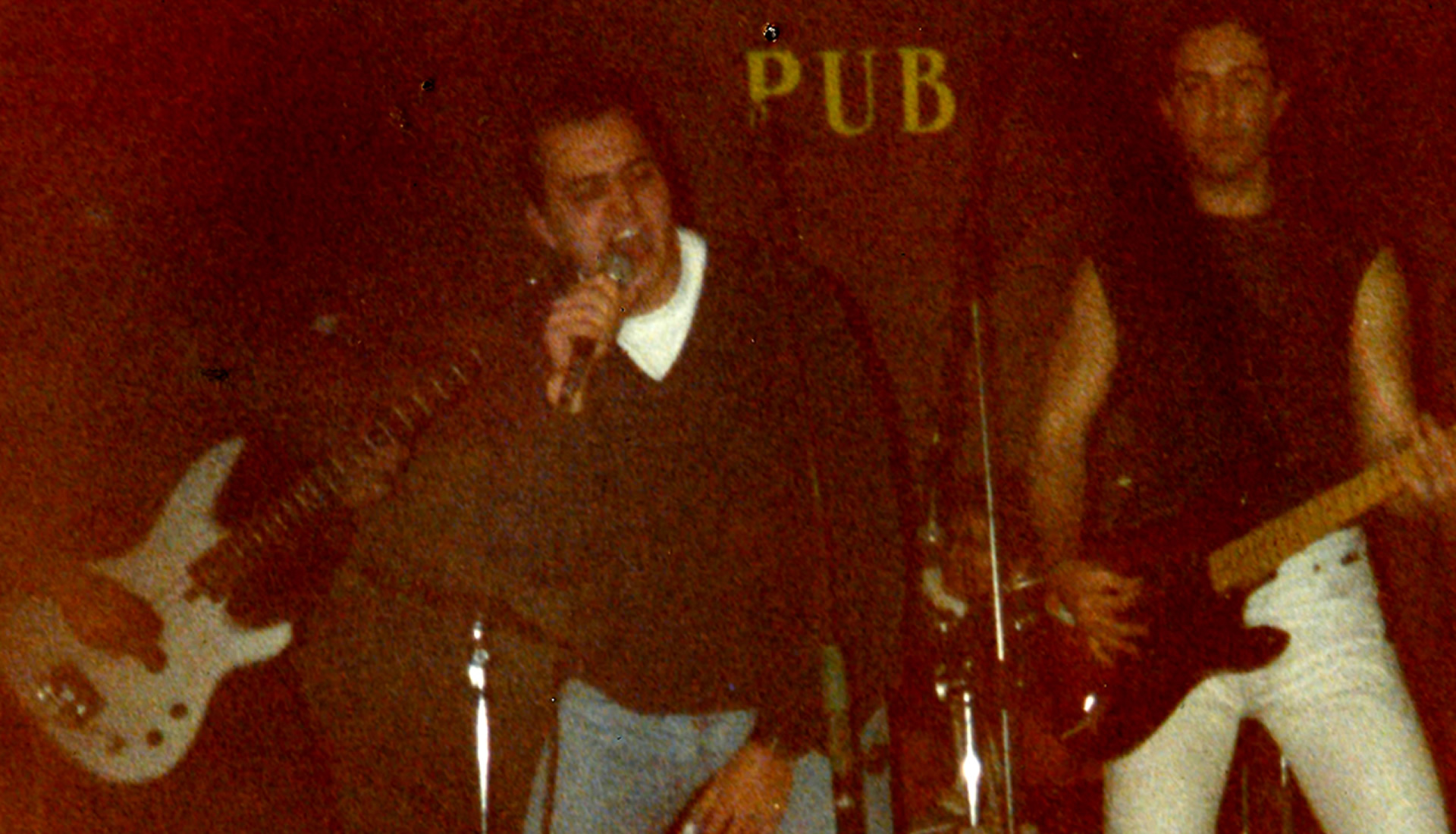 Walter Deleón (también conocido como Walter Luis Deleón), músico argentino