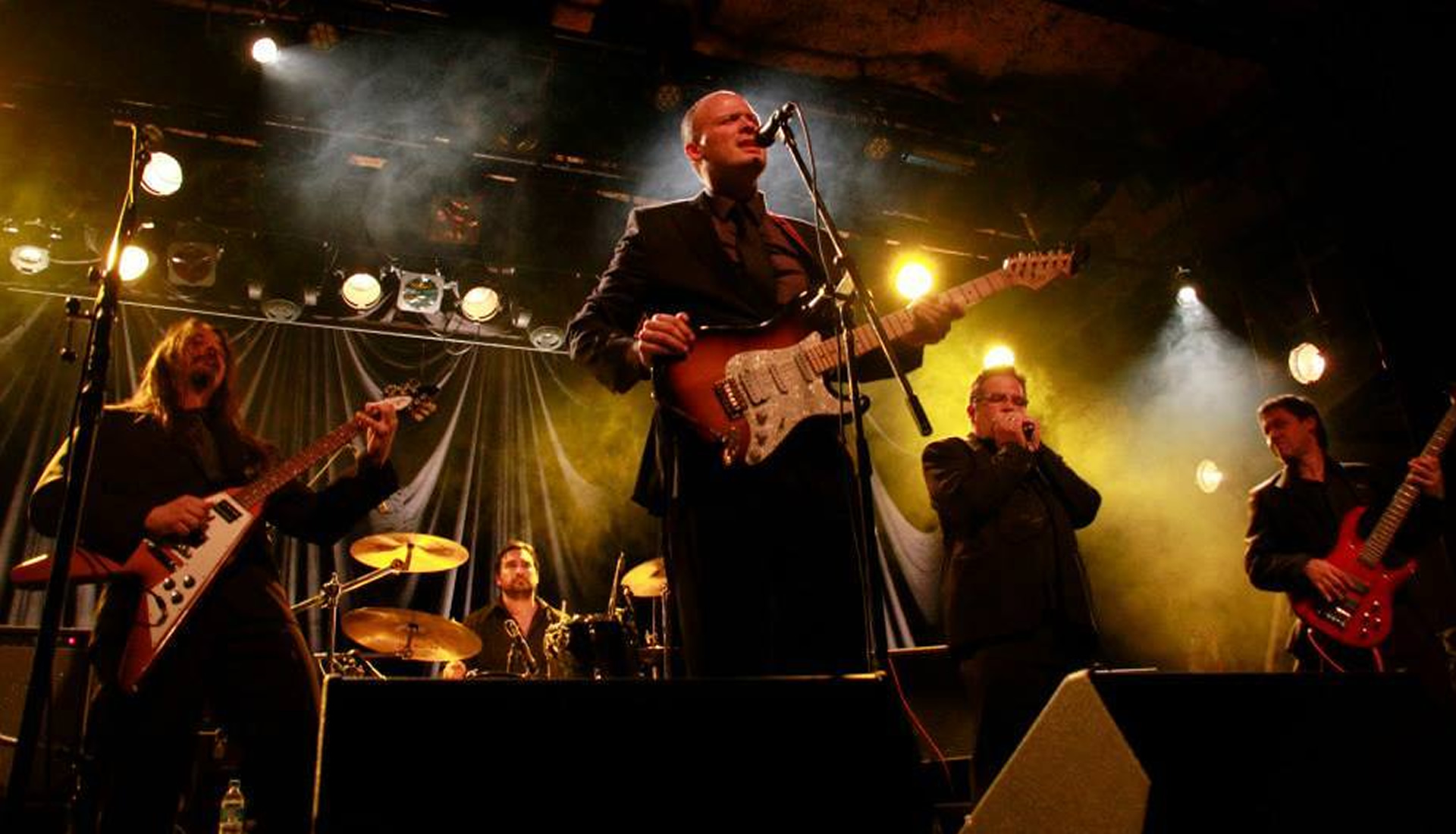 Walter Deleón (también conocido como Walter Luis Deleón), músico argentino