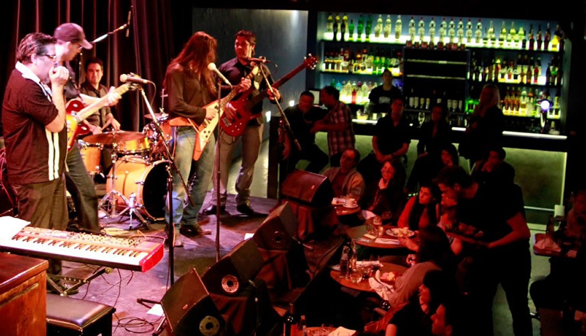 Walter Deleón (también conocido como Walter Luis Deleón), músico argentino